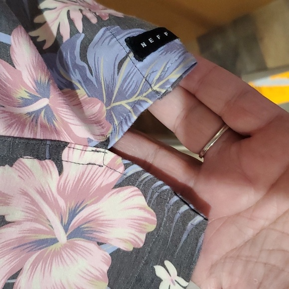 Neff summer tropical floral print pink purple on grey short sleeve - Picture 4 of 6